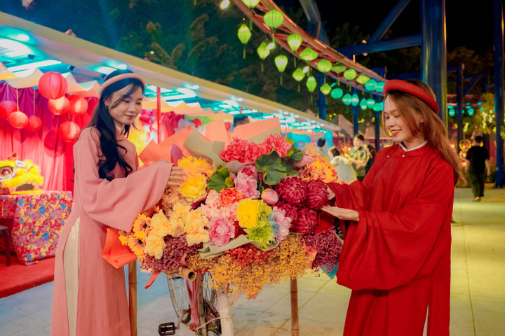 Đón trung thu sớm, 'check-in' phố lồng đèn ở Da Nang Downtown dịp Tết Độc lập - 2