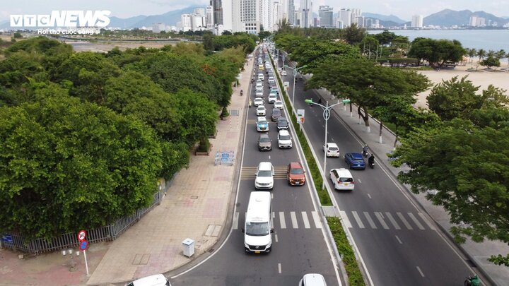 Khánh Hòa đứng đầu danh sách về lượt khách và doanh thu du lịch các tỉnh duyên hải Nam Trung Bộ. Tổng lượng khách đến Khánh Hòa tham quan, nghỉ dưỡng đạt 578.219 lượt. Trong đó có 175.218 lượt khách lưu trú với 45.168 lượt khách quốc tế và 130.050 khách nội địa. Doanh thu ước đạt 756,3 tỷ.