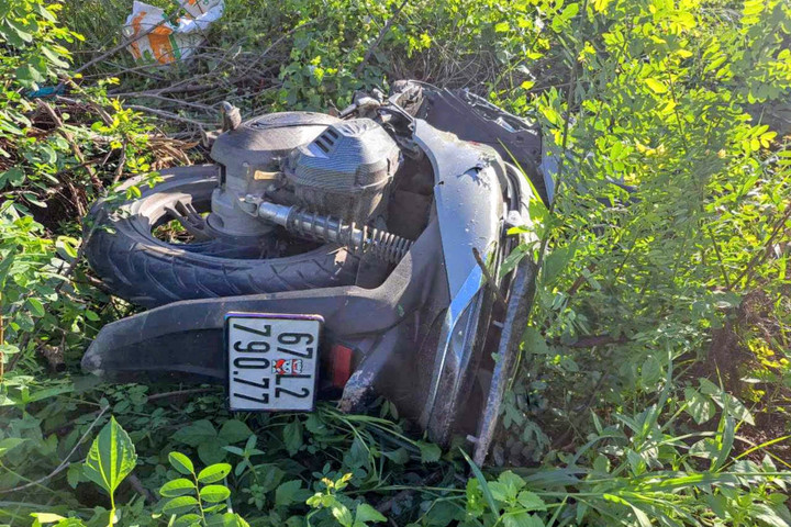 Xe máy lao xuống lề đường lật ngang sau tai nạn.