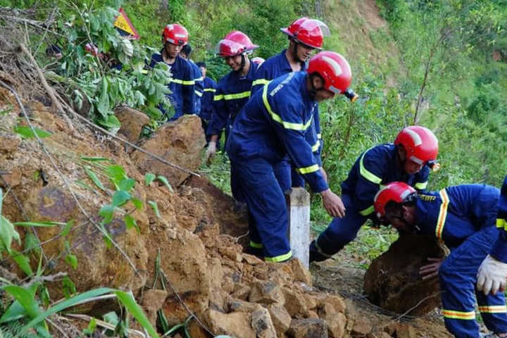 Lực lượng cứu hộ đưa thi thể nạn nhân ra khỏi hiện trường.