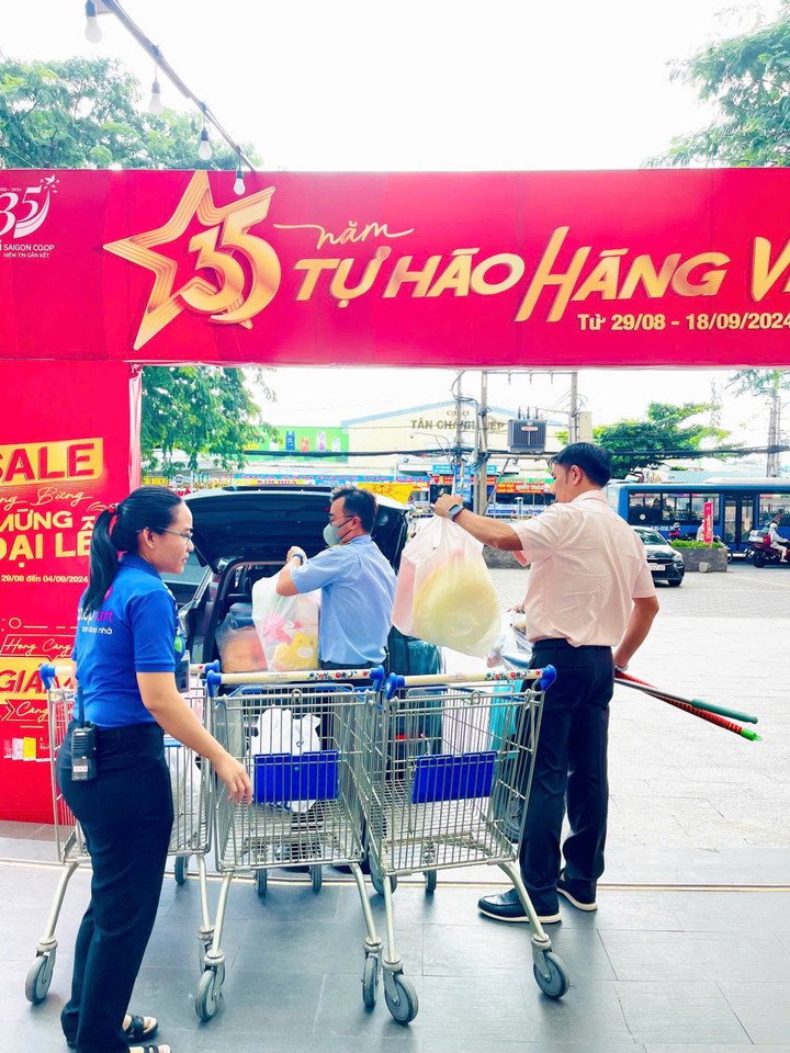 Toàn bộ cán bộ nhân viên Co.opmart được huy động để giải quyết đơn hàng trực tuyến.