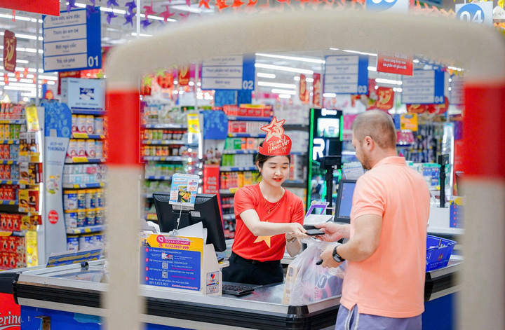 Toàn siêu thị phủ cờ đỏ mừng Quốc khánh 2/9.