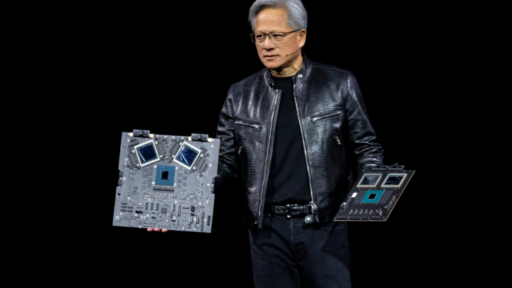 CEO Nvidia Jensen Huang khoe nền tảng GPU Blackwell mới trong Hội nghị Công nghệ GPU Nvidia ở San Jose, California, vào ngày 18/3/2024. (Ảnh: Getty)