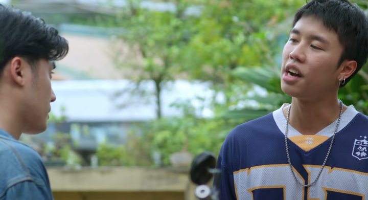 Chải trả tiền cho Thái để cảm ơn vì đã cứu Pu trong tập 26 "Đi giữa trời rực rỡ".