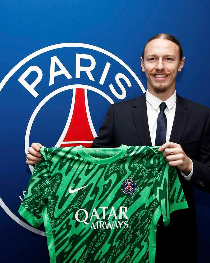 Safonov gia nhập PSG hè 2024.