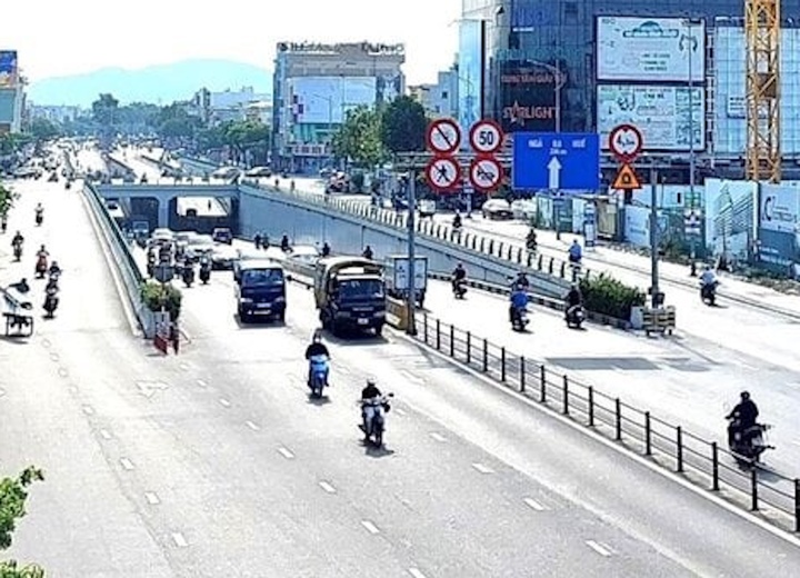 Đi xe máy sai làn đường sẽ bị xử phạt từ 400.000 đồng đến 600.000 đồng. (Ảnh: Xuân Tiến)