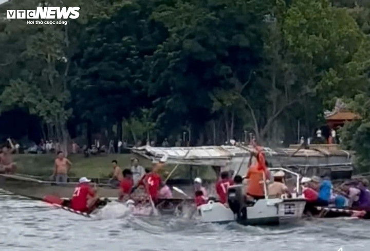 Các vận động viên từ 2 ghe đua dùng mái chèo để đánh nhau. (Ảnh cắt từ clip trên mạng xã hội