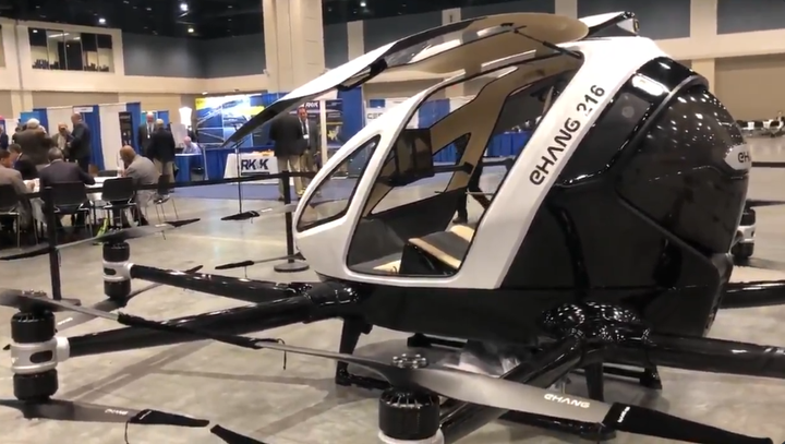 Máy bay không người lái chở khách chạy bằng điện của EHang tại Hội nghị Trí tuệ nhân tạo thế giới (WAIC) ở Thượng Hải, Trung Quốc, ngày 4/7. (Ảnh: NCAviation)