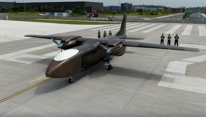 Máy bay vận tải không người lái hai động cơ quy mô lớn được chế tạo bởi công ty Sichuan Tengden Sci-tech Innovation, đậu tại Sân bay Hàng không Tổng hợp Phụng Minh ở thành phố Tự Cống, tỉnh Tứ Xuyên, Trung Quốc, ngày 11/8. (Ảnh: Reuters)