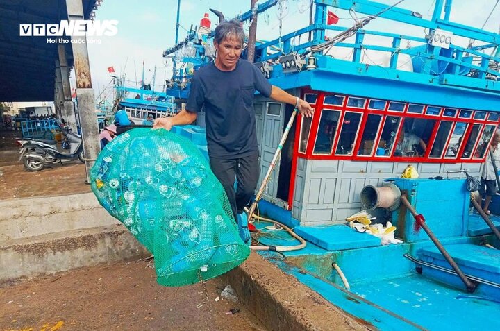 Minh chứng là các túi lưới đựng rác được ngư dân đều đặn mang về bờ nhiều hơn trong mỗi chuyến đi.