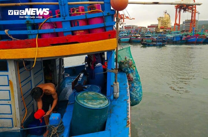 Điều đặc biệt hơn, không chỉ có khoang cá bội thu mà phía sau cabin các tàu còn treo một túi rác to vớt từ biển.