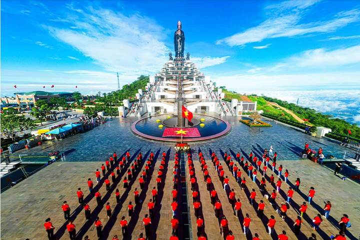 Chương trình lễ chào cờ trên đỉnh Núi Bà Đen mang đậm niềm tự hào dân tộc.