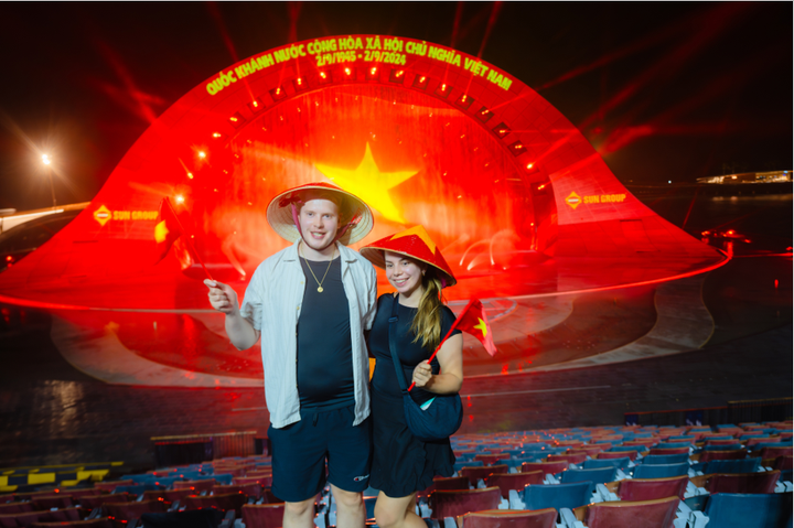 Show diễn Kiss of The Sea với sân khấu cờ đỏ sao vàng đặc biệt trong dịp 2/9.