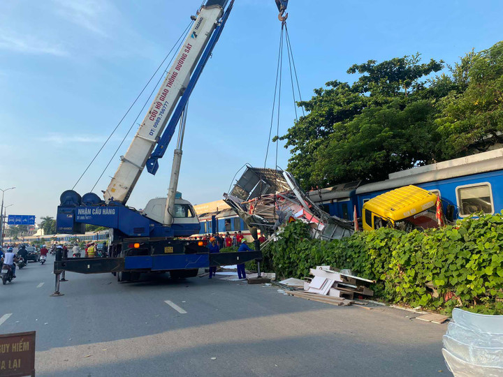 Hiện trường vụ tai nạn đường sắt ở huyện Thanh Trì.