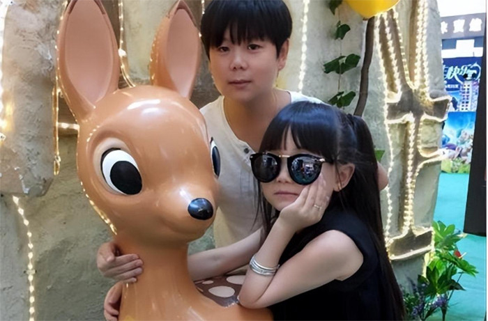 Yang Ping và người yêu thời còn làm trong đoàn nghệ thuật. (Ảnh: Toutitao)