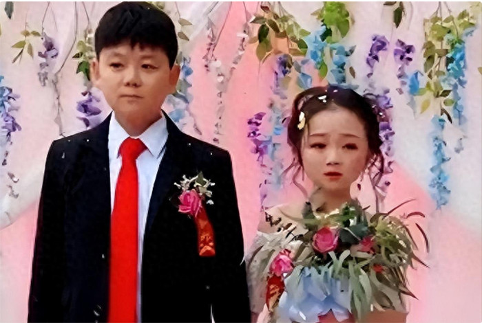 Cô dâu hơn chú rể 4 tuổi nhưng vẫn giữ gương mặt trẻ thơ. (Ảnh: Toutitao)