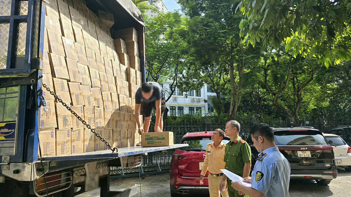 Lực lượng chức năng kiểm tra hàng hoá trên xe tải.