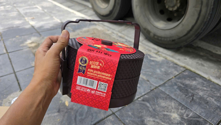 Bánh trung thu bao bì in chữ ngước ngoài, không chứng minh được nguồn gốc, xuất xứ.