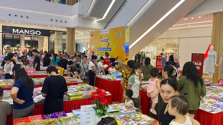 Nhà sách Tân Việt tại Vincom Mega Mall Ocean Park tấp nập khách hàng đến mua sắm chuẩn bị bước vào năm học mới.