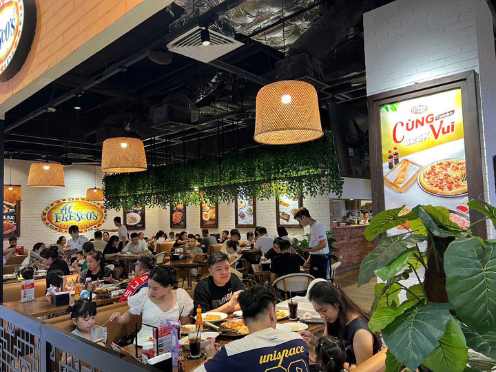 Các gian hàng ẩm thực hoạt động hết công suất để phục vụ khách hàng.