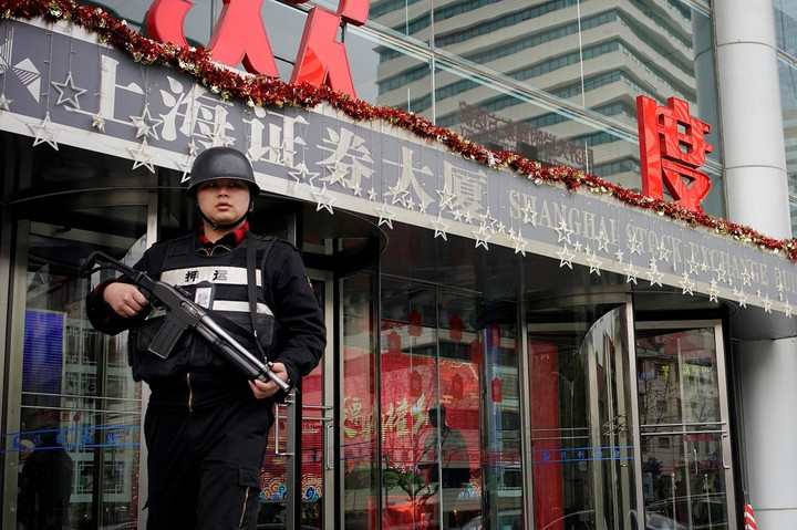 Nhân viên an ninh bên ngoài tòa nhà Sàn giao dịch chứng khoán Thượng Hải ở Phố Đông, Thượng Hải, Trung Quốc. (Ảnh: Reuters)