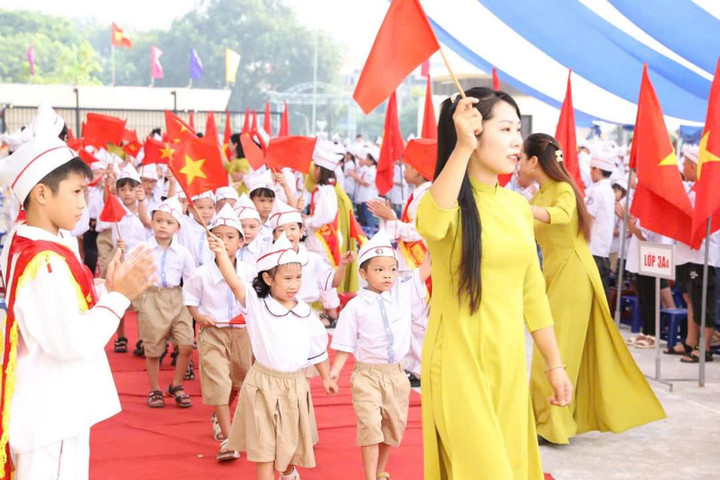 Trường Tiểu học Văn Phú chào đón các em học sinh lớp 1 vào lớp.