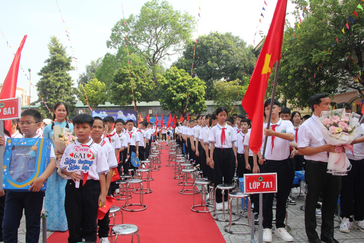 Các em học sinh đứng trang nghiêm khi dự lễ khai giảng năm học mới 2024 -2025. (Ảnh Đỗ Tươi)