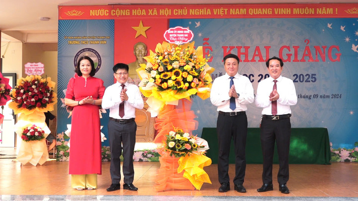 Ông Bùi Hoàng Phan, Bí thư Huyện ủy Thanh Oai (thứ 2 từ phải sang), ông Đoàn Việt Dũng, Trưởng phòng GD&ĐT Thanh Oai và bà Trần Kim Huyền, Bí thư Quận đoàn Hoàn Kiếm tặng hoa nhà trường.