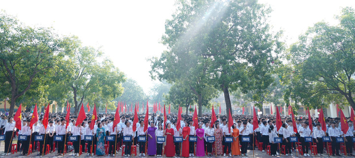 Học sinh Trường THPT Quế Võ số 1 nghiêm trang dự lễ khai giảng năm học mới 2024 - 2025.