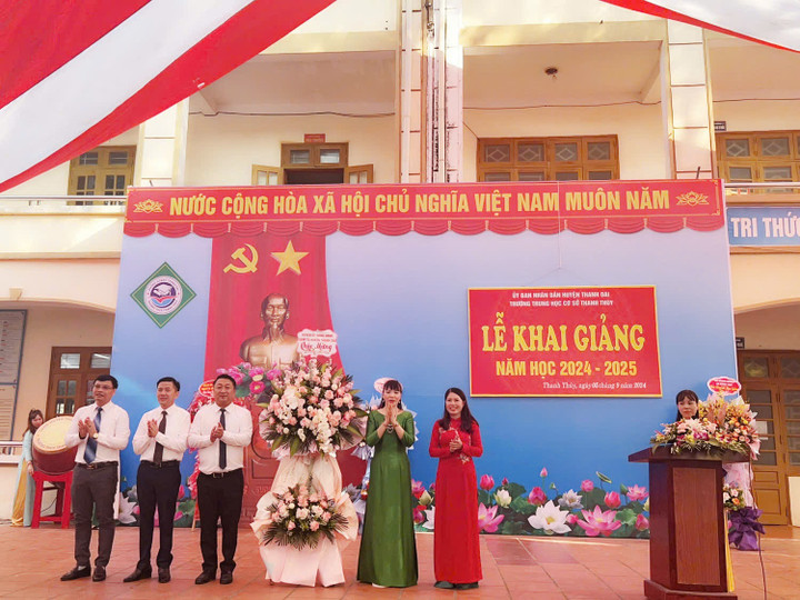 Ông Nguyễn Khánh Bình, Phó Bí thư thường trực Huyện ủy, Chủ tịch HĐND huyện Thanh Oai (thứ 3 từ trái sang) cùng đại diện Lãnh đạo Phòng GD&ĐT huyện, tặng hoa chúc mừng nhà trường.