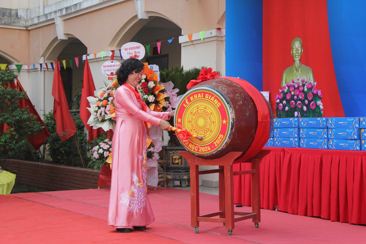 Cô Phạm Thị Ngọc Thúy, Hiệu trưởng trường THCS Nguyễn Trãi A, Thường Tín đánh trống khai trường.