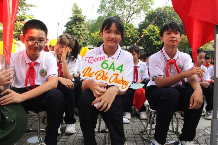 Niềm vui trên khuôn mặt các em học sinh khối 6, khi bước vào ngôi trường mới. (Ảnh Đỗ Tươi)