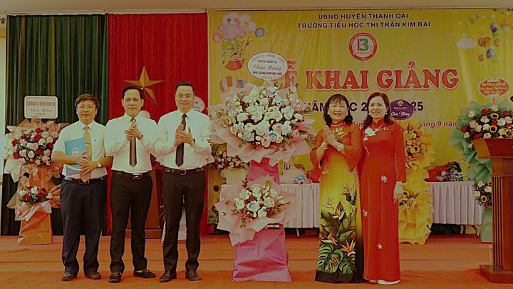 Ông Bùi Văn Sáng, Chủ tịch UBND huyện Thanh Oai, cùng các đại diện Văn phòng HĐND&UBND huyện, chuyên viên Phòng GD&ĐT huyện chúc mừng thầy và trò nhà trường đón năm học mới.