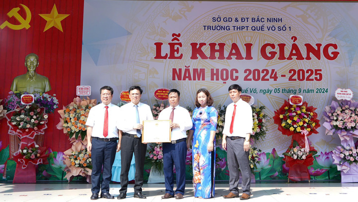 Ông Đặng Văn Tuấn Chủ tịch UBND thị xã Quế Võ, trao danh hiệu Trường tiên tiến, xuất sắc cấp tỉnh và Giấy khen trong công tác đào tạo, bồi dưỡng học sinh giỏi cho nhà trường.