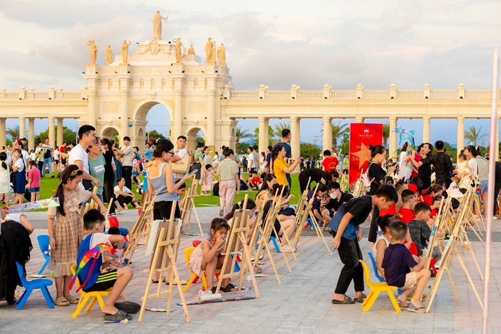 Phố đi bộ trở thành điểm đến yêu thích của nhiều gia đình dịp lễ nhờ các hoạt động trải nghiệm cho con trẻ.