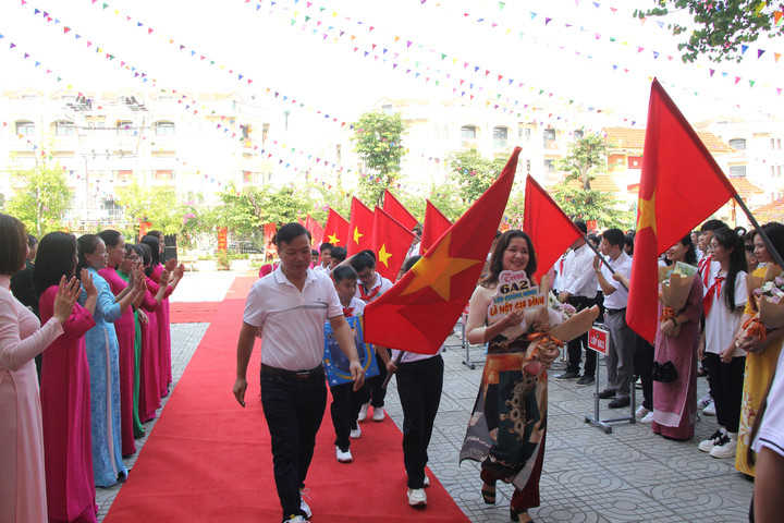 Các Thầy cô giáo Trường THCS Nguyễn Trãi A đón các em học sinh khối 6 vào lớp. (Ảnh Đỗ Tươi)