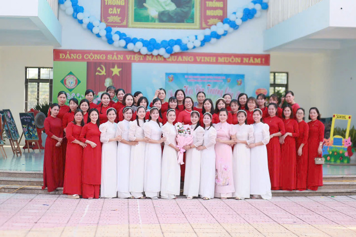 Tập thể cán bộ, giáo viên, nhân viên Trường Mầm non Cao Dương 2 chụp ảnh kỷ niệm trong ngày khai giảng năm học mới.