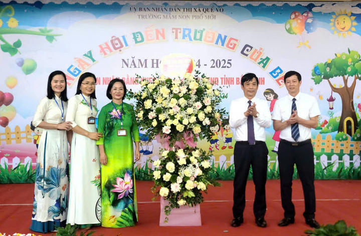 Lãnh đạo tỉnh Bắc Ninh tặng hoa chúc mừng Trường Mầm non Phố Mới, TX Quế Võ, Bắc Ninh.