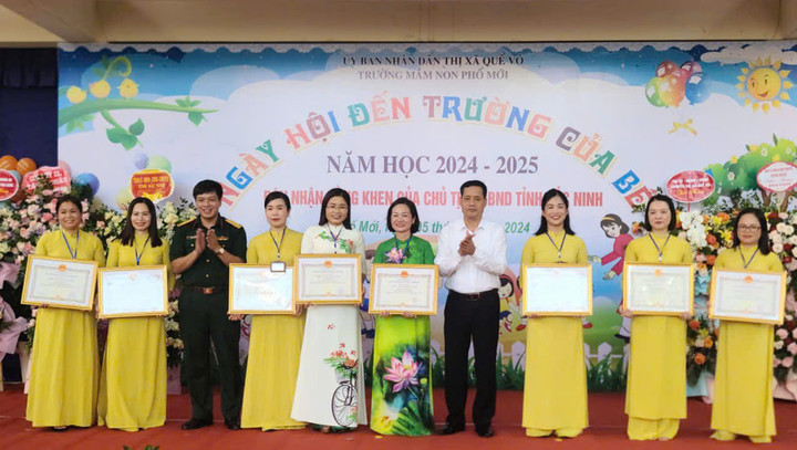 Các tập thể và cá nhân Trường Mầm non Phố mới nhận khen thưởng.