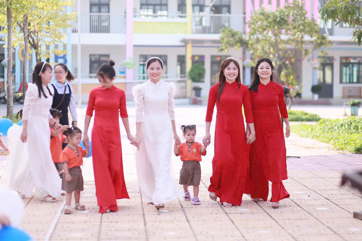 Những mầm non tương lai Trường Mầm non Cao Dương 2 (Thanh Oai, HN) đang cùng các cô giáo bước vào lớp.