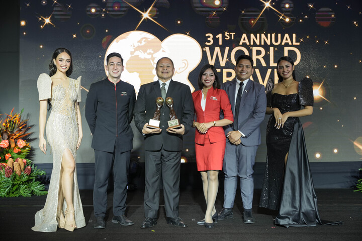 Ricky Isla (giữa), Chủ tịch kiêm Giám đốc điều hành AirAsia Philippines, nhận giải hãng hàng không giá rẻ và phi hành đoàn hãng hàng không giá rẻ hàng đầu châu Á năm 2024 tại World Travel Awards Asia and Ocenia.