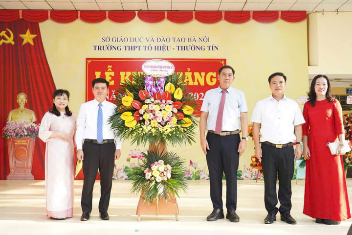 Lãnh đạo huyện Thường Tín đến dự lễ khai giảng và tặng hoa chúc mừng trường THPT Tô Hiệu - Thường Tín.