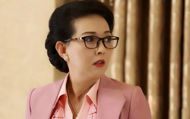 40 năm sự nghiệp, chị được mệnh danh là “ác nữ màn ảnh Việt”, “diễn viên chuyên trị vai ác”.