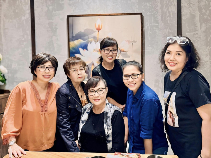 Nhóm nghệ sĩ Ngũ long du ký và NSƯT Tô Kim Hồng.