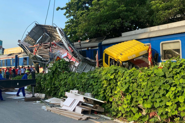 Xe tải dính chặt vào tàu hỏa sau tai nạn.