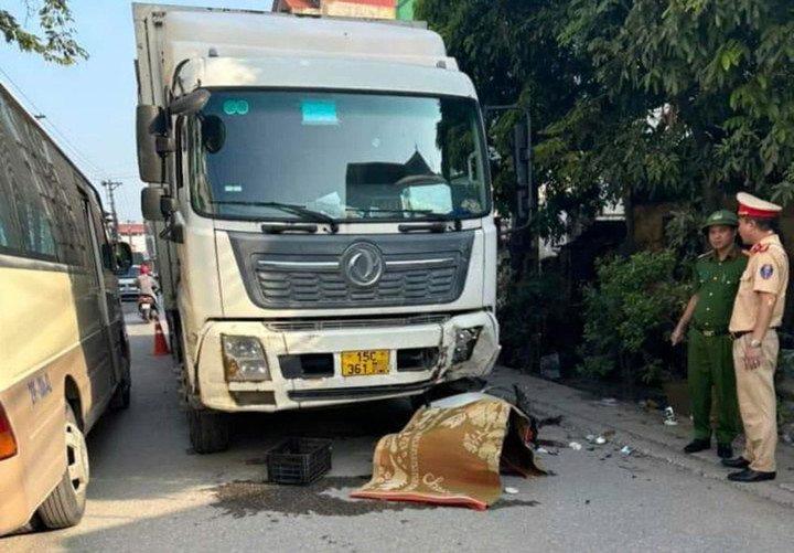 Chiếc xe tải chiếm hết phần đường của xe máy đi theo chiều ngược lại.