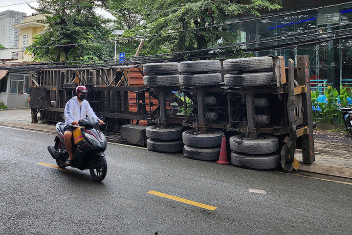 Thùng container lật ngang.