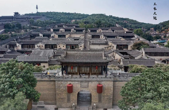 Cổng chính của Vương Gia Đại Viện và các gian phòng phía trong. (Ảnh: Sohu)