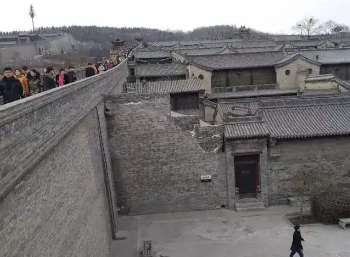 Biệt phủ được bao quanh bởi dãy tường cao và nhiều lớp. (Ảnh: Sohu)