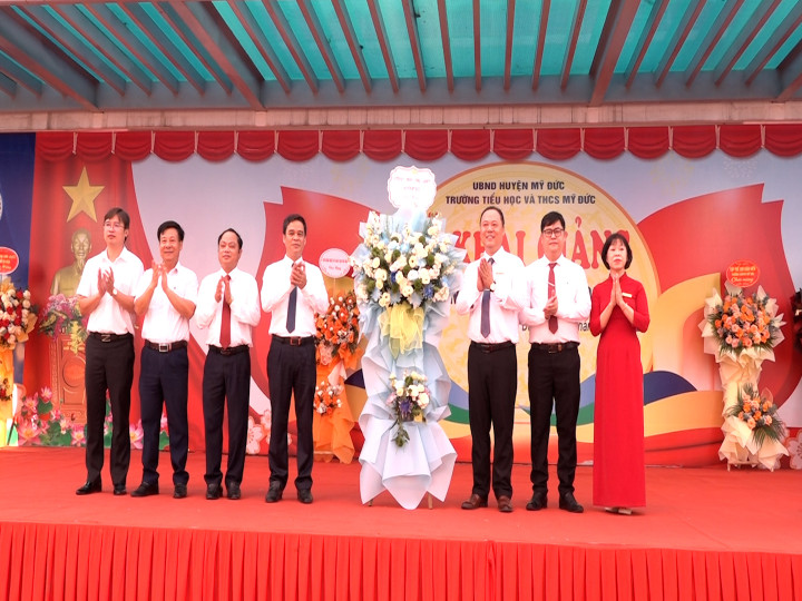 Ông Đặng Văn Triều, Chủ tịch UBND huyện Mỹ Đức (thứ 4 từ trái sang), đến dự và tặng hoa chúc mừng thầy và trò trường TH&THCS Mỹ Đức nhân dịp lễ khai giảng năm học 2024 – 2025.